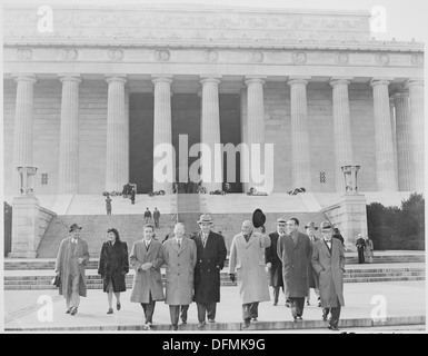 Photograph of a group of unidentified dignitaries outside the Lincoln Memorial in Washington. 199497 Stock Photo