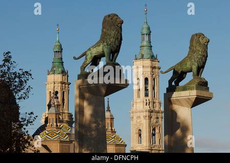Bronze lions on the Puente de Piedra, stone bridge in front of the Basilica de Nuestra Senora del Pilar, Zaragoza, Saragossa, pr Stock Photo