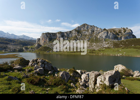 The lake Lago de la Ercina im Sonnenlicht, Parque Nacional de los Picos de Europa, Picos de Europa, Province of Asturias, Princi Stock Photo