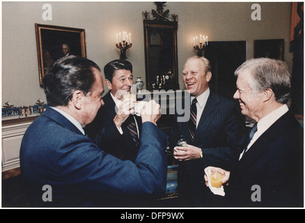 Photograph of the Four Presidents (Reagan, Carter, Ford, Nixon) toasting in the Blue Room prior to leaving for Egypt... 198522 Stock Photo