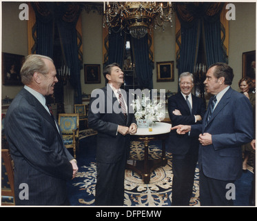 Photograph of the Four Presidents (Reagan, Carter, Ford, Nixon) in the Blue Room prior to leaving for Egypt and... 198523 Stock Photo