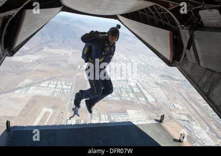 Chief Special Warfare Operator (SEAL) Brad Woodard, assigned to the U.S. Navy parachute demonstration team, the Leap Frogs, jumps from a C-2A Greyhound aircraft from the Providers of Fleet Logistics Support Squadron (VRC) 30 during parachute jump training Stock Photo