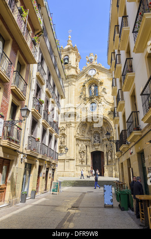 Old town street leading to the Iglesia de Santa Maria del Coro, Parte Vieja, San Sebastian, Spain Stock Photo