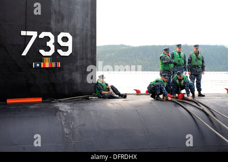 Crewmembers, from the Gold crew of the ballistic-missile submarine USS Nebraska (SSBN 739), moor the submarine at its homeport Stock Photo