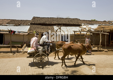 Small Bullock cart on the road, Khalwa, Jharikheda village, Madhya Pradesh, India. Stock Photo