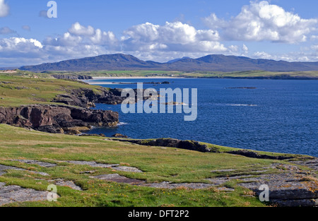 The rocky headland of Faraid Head, Durness, Sutherland.  Balnakeil Bay, Meall Meadhonach and Beinn Ceannabeinne in view beyond. Stock Photo