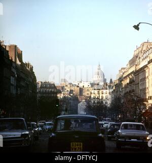 View of the traffic in Paris, France, in November 1970. In the background, the hill of Saint Genevieve is pictured with the Panthéon. The Panthéon is the national hall of fame of France. Photo: Wilfried Glienke Stock Photo