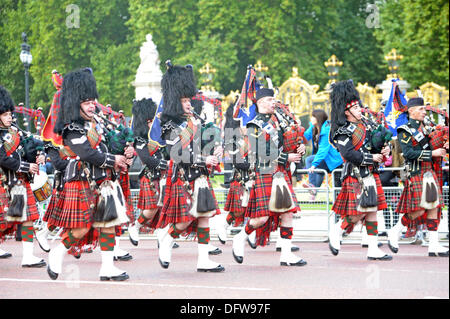 London, UK. 9th October 2013. Commonwealth Games Baton Relay 2014 Sir Chris Hoy carries Queen Elizabeth baton to Buckingham Palace London 09/10/2013 Credit:  JOHNNY ARMSTEAD/Alamy Live News Stock Photo