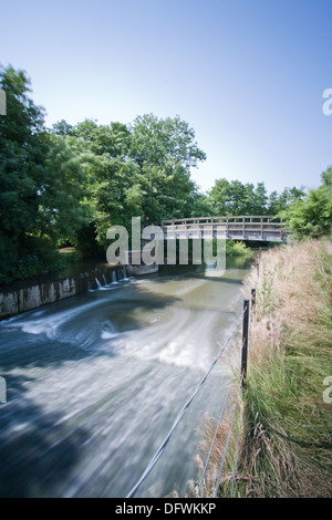 The River Mole flowing under Pixham footbridge in Dorking, Surrey Stock Photo