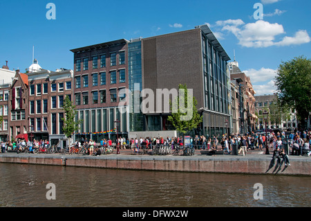 Anne Frank Museum ( left old house Prinsengracht ) 263-265 Amsterdam Netherlands ( museum dedicated to Jewish wartime diarist ) Stock Photo