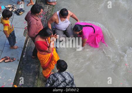 Pilgrims bathing and praying at Har Ki Pairi ghat in the 