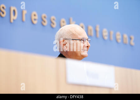 Berlin, Germany. October 10th, 2013. Archbishop Zollitsch, chairman of the German Bishops' Conference, gives a press conference on the topic pontificate of Pope Francis - dialogue process and current issues of the Catholic Church at the German Federal Press in Berlin. Picture:  Archbishop Zollitsch, chairman of the German Bishops' Conference, pictured during press conference at at the German Federal Press in Berlin. Credit:  Reynaldo Chaib Paganelli/Alamy Live News Stock Photo