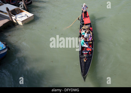High-angle shot on a gondola from the vantage point of the Rialto bridge (Venice). Vue en plongée sur une gondole à Venise. Stock Photo