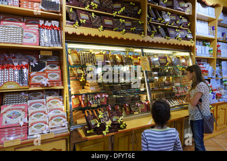 France, Carcassonne, Aude - La Cure Gourmande. specialist confectionery and biscotterie, sweets, candies, cake, biscuits. Stock Photo