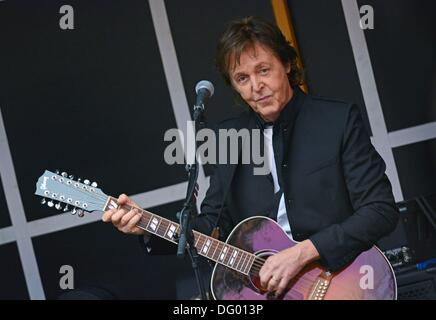 New York, NY, USA. 10th Oct, 2013. Paul McCartney on location for Paul McCartney Surprise Concert in Times Square, Times Square, New York, NY October 10, 2013. Credit:  Derek Storm/Everett Collection/Alamy Live News Stock Photo