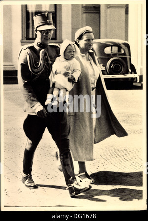 Ak Königin Juliana mit Prinz Bernhard der Niederlande und Kind; Stock Photo