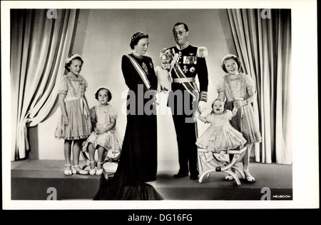 Ak Königin Juliana mit Prinz Bernhard der Niederlande und Kindern; Stock Photo