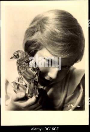 Ak Prinzessin Joséphine Charlotte von Belgien mit Vogel; Stock Photo