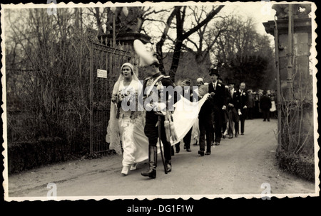 Foto Ak Margarita von Griechenland, Gottfried von Hohenlohe Langenburg, Hochzeit; Stock Photo