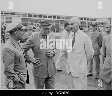 Photograph of General Dwight D. Eisenhower chatting with unidentified persons at the airport in Washington. 199133 Stock Photo