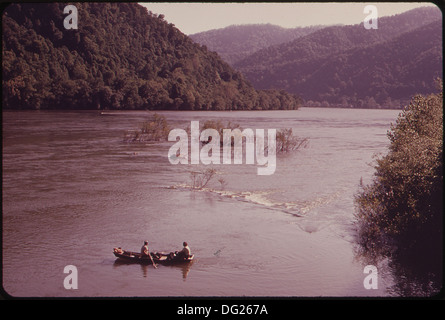 THE MOUTH OF THE KANAWHA RIVER AT GAULEY BRIDGE. HERE THE GAULEY AND NEW RIVER MEET TO FORM THE KANAWHA 550988 Stock Photo