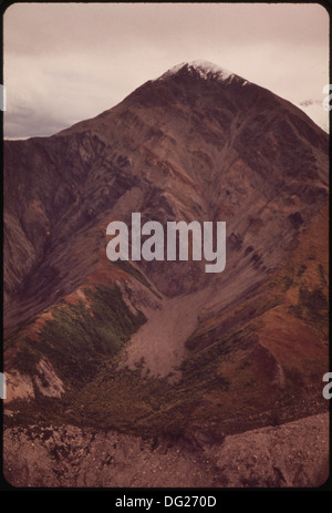 TYPICAL ALASKA RANGE PEAK - SMALL SIZE. THIS MOUNTAIN SITS ASTRIDE THE DENALI FAULT AS IT CUTS ACROSS THE DELTA... 550591 Stock Photo