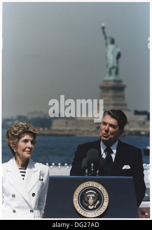 Photograph of President Reagan giving a speech on the Centennial of the Statue of Liberty, Governor's Island, New York 198575 Stock Photo