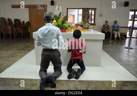 Visitors praying on the tomb of Mother Teresa in Mother House, Kolkata, India Stock Photo