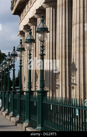 City of Edinburgh, Scotland. Close up view of lamps and the columned south elevation of the National Galleries of Scotland. Stock Photo