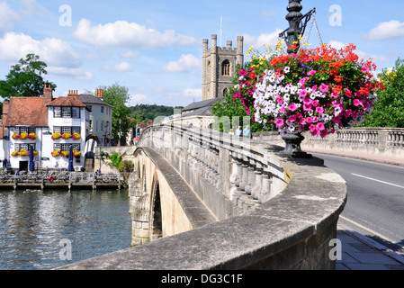 Oxon - Henley on Thames - view over the bridge to Angel inn - church tower -  flower basket on a lamppost - sunlight blue sky Stock Photo