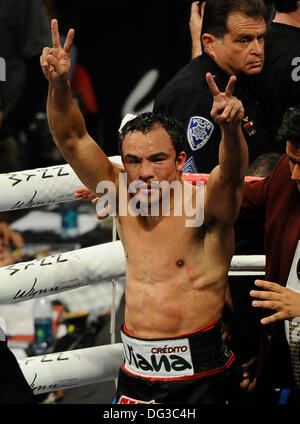 Las Vegas, NV, USA. 12th Oct, 2013. Mexico's Juan Manuel Marquez waves to his fans after going 12 rounds with Timothy Bradley Jr. at the Thomas & Mac Saturday. Timothy Bradley Jr took the win by split decision over Juan Manuel Marquez for the WBO welterweight title. Photo by Gene Blevins/LA DailyNews/ZumaPress © Gene Blevins/ZUMAPRESS.com/Alamy Live News Stock Photo