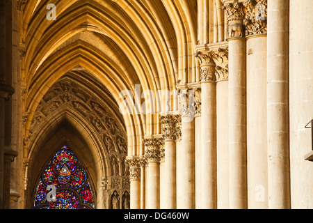 https://l450v.alamy.com/450v/dg460w/gothic-arches-and-capitals-inside-the-notre-dame-de-reims-cathedral-dg460w.jpg