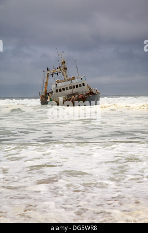 https://l450v.alamy.com/450v/dg5wr8/fishing-ship-in-danger-on-the-beach-in-swakopmund-namibia-dg5wr8.jpg