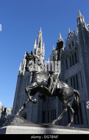 Statue of Robert the Bruce in front of Marischal College, the HQ of Aberdeen city council, Aberdeen city centre Scotland, UK