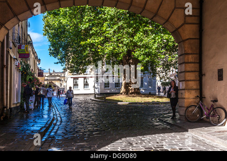 View through an archway to Abbey Green, a picturesque square in the heart of the historic city of Bath. Stock Photo