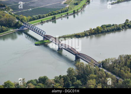Rastatt, Germany. 13th Oct, 2013. The Rhine Bridge in Wintersdorf near Rastatt, Germany, 13 October 2013. Photo: ULI DECK/dpa/Alamy Live News Stock Photo