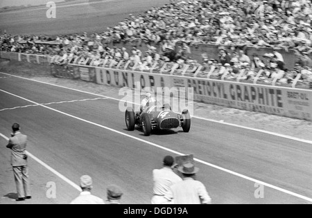 Froilan Gonzalez driving a Ferrari 375 V12 in the French Grand Prix, Reims, France 1951. Stock Photo