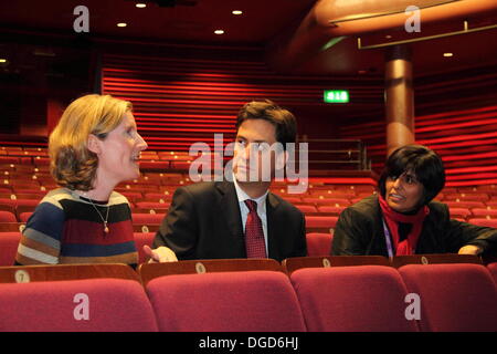 Ed Miliband meets (L) artist, Esther Richardson and venue Director, Kully Thiarai durng his tour of Cast, Doncaster, UK Stock Photo