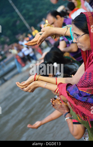 Evening Ganga Aarti at the Parmarth Niketan Ashram in Rishikesh, India Stock Photo