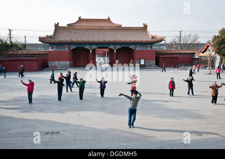 Morning exercises in Jingshan Park in Beijing, China. Behind the group: North Gate of Jingshan Park Stock Photo