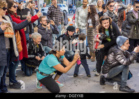 New York, USA. 20th Oct, 2013. Street art enthusiasts flock to the Upper West Side neighborhood of  New York on Sunday, October 20, 2013 to see the twentieth installment of Banksy's graffiti art. The elusive street artist is creating works around the city each day during the month of October. Credit:  Richard B. Levine/Alamy Live News Stock Photo