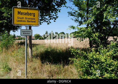 Signpost for Meseberg on the road to the Federal government guesthouse Meseberg Palace near Berlin. Stock Photo