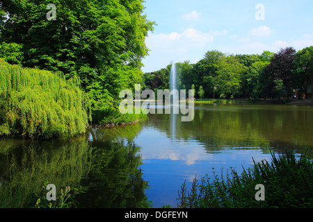Teich mit Fontaene im Kaisergarten Oberhausen, Ruhrgebiet, Nordrhein