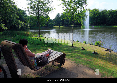 Teich mit Fontaene im Kaisergarten Oberhausen, Ruhrgebiet, Nordrhein