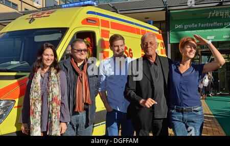 Leipzig, Germany. 19th Oct, 2013. The actors (L-R) Cheryl Shepard, Michael Trischan, Karsten Kuehn, Rolf Becker and Hendrikje Fitz open the fan festival of the ARD television series 'In aller Freundschaft' to mark its 15th anniversary in Leipzig, Germany, 19 October 2013. Photo: Hendrik Schmidt/dpa/Alamy Live News Stock Photo
