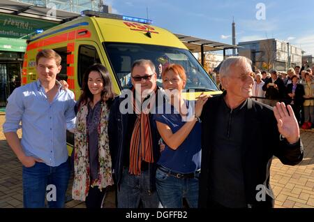 Leipzig, Germany. 19th Oct, 2013. The actors (L-R) Karsten Kuehn, Cheryl Shepard, Michael Trischan, Hendrikje Fitz and Rolf Becker open the fan festival of the ARD television series 'In aller Freundschaft' to mark its 15th anniversary in Leipzig, Germany, 19 October 2013. Photo: Hendrik Schmidt/dpa/Alamy Live News Stock Photo