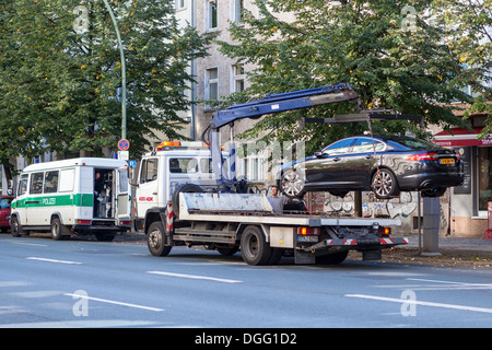 Police issue tickets and trucks remove illegally parked cars - Torstrasse, Berlin Stock Photo