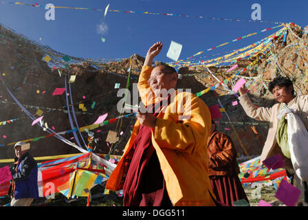 Tibetan pilgrims throwing prayer notes into the air, ceremony at Namtso Lake, Heavenly Lake, Tibetan, China, Asia Stock Photo