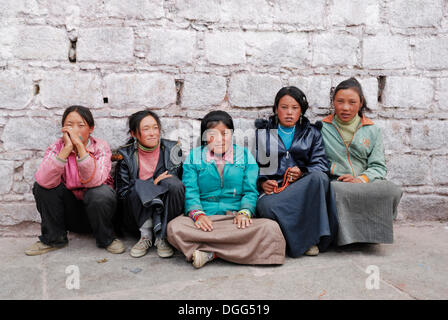 Tibetan pilgrims in front of Jokhang Temple, Barkhor, Lhasa, Tibet, China, Asia Stock Photo