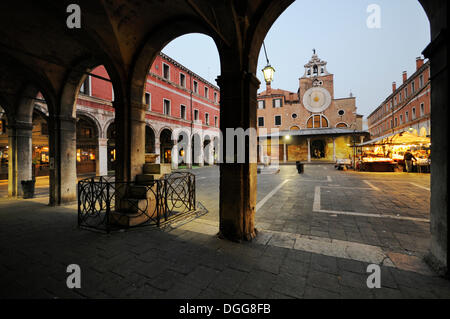 Fabbriche Vecchie, overlooking the Campo San Giacomo and the church of San Giacomo di Rialto, San Polo, Venice, Venezia Stock Photo